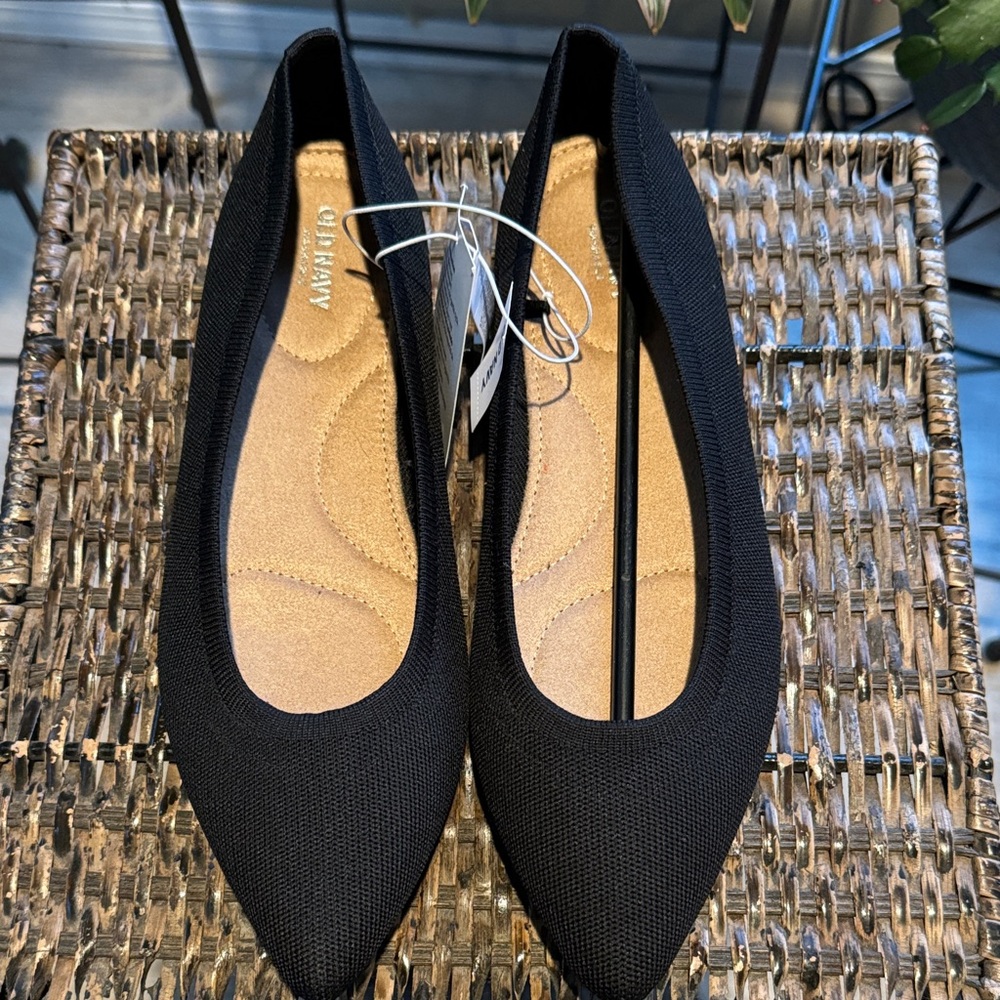 Old Navy Black Pointy Toe Flats Size 9.5